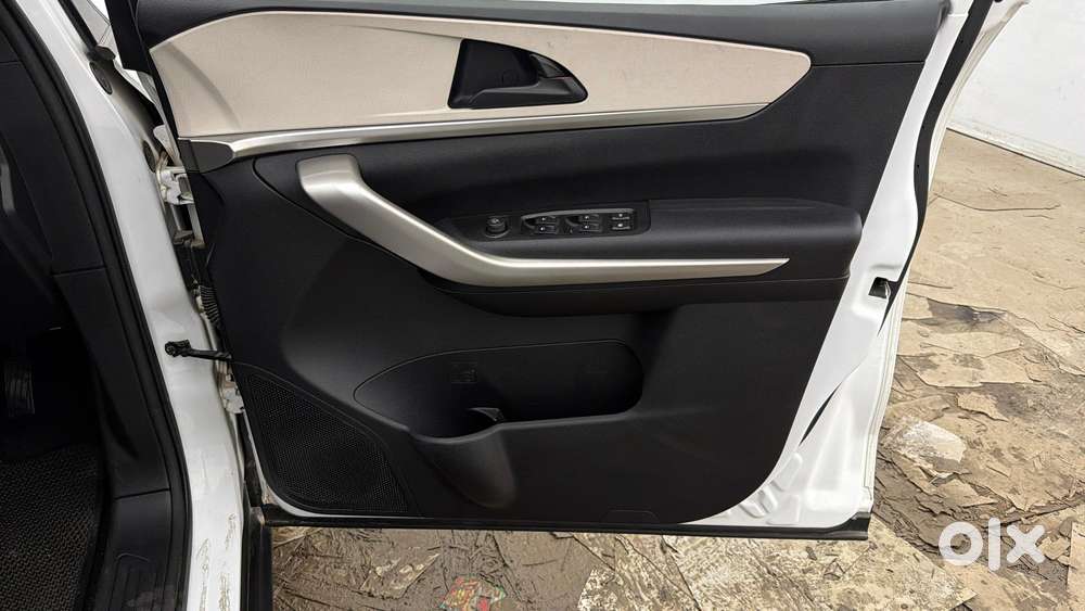 Mahindra Xuv700 2.0 Mx Petrol Mt 5 Str, 2023, Petrol