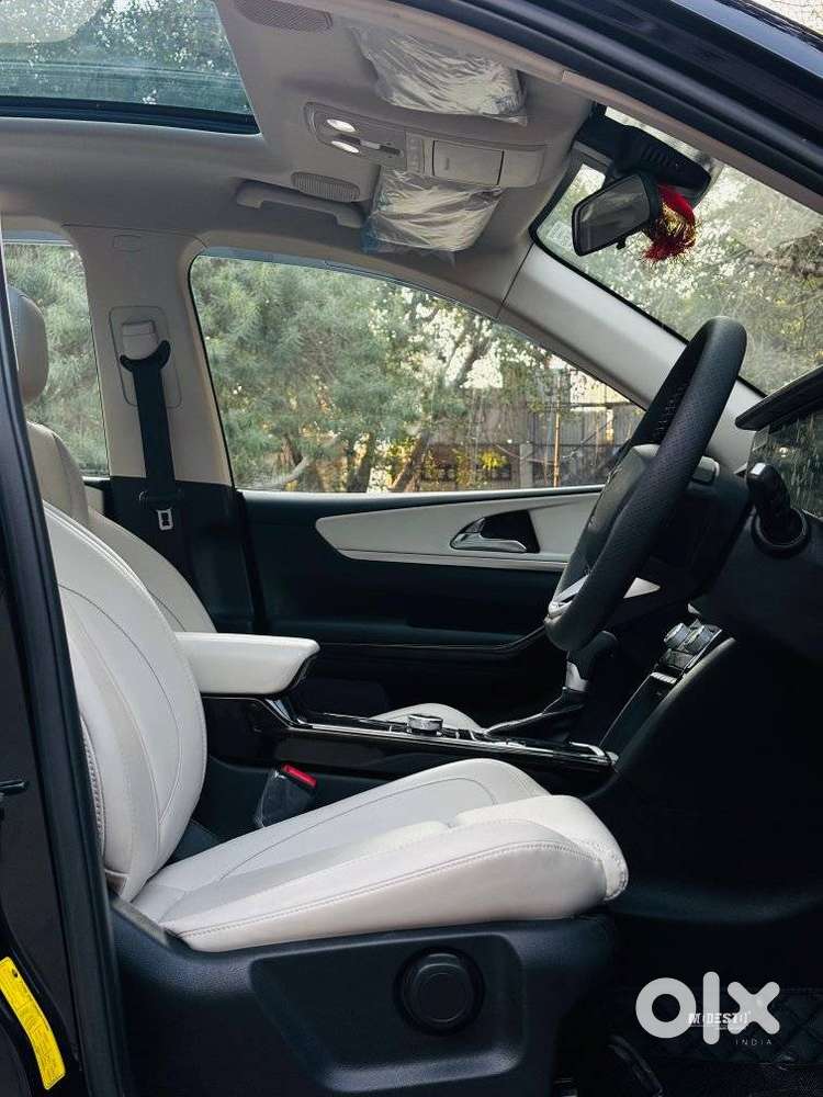 Mahindra Xuv700 2.2 Ax 7 Diesel At Luxury Pack Str, 2025, Diesel