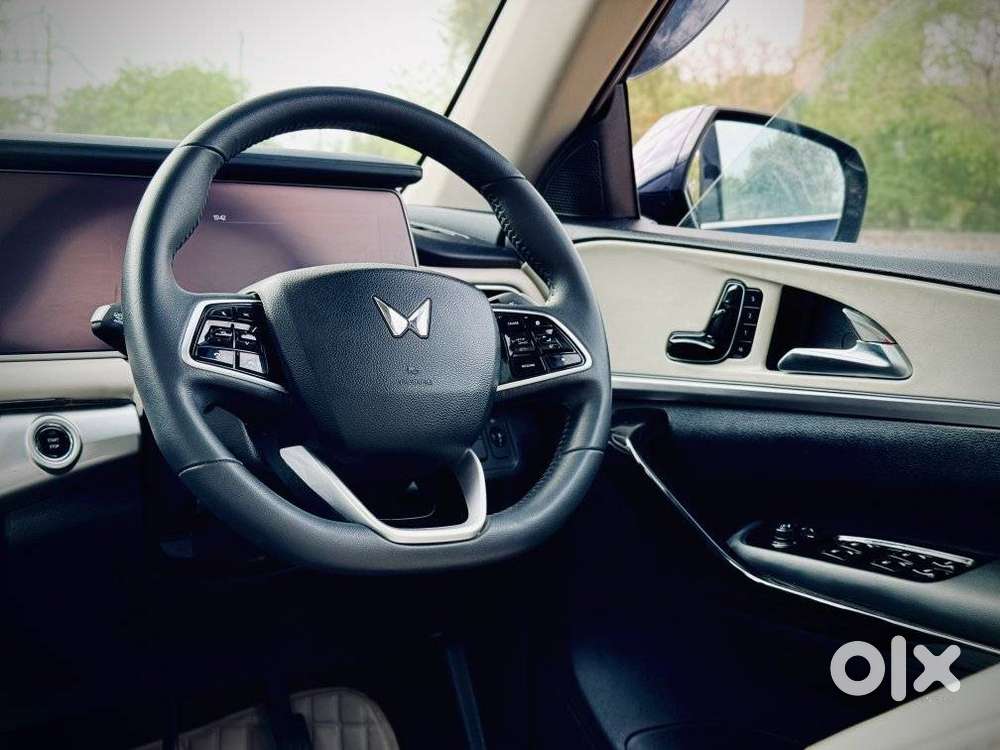 Mahindra Xuv700 2.0 Ax 7 Petrol At Str, 2024, Petrol