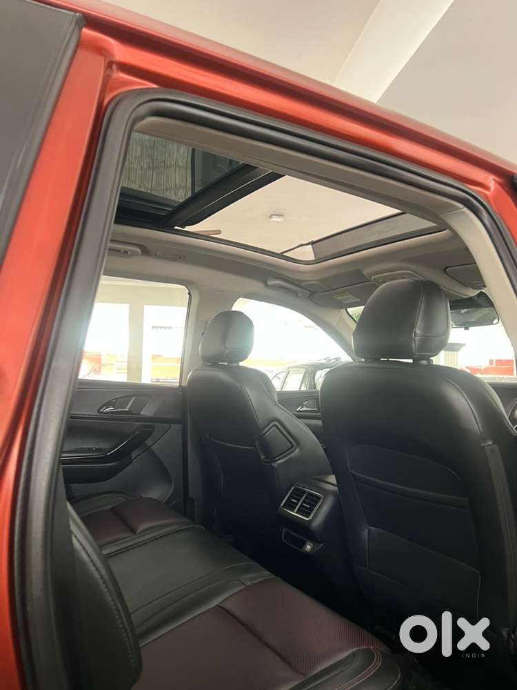 2024 Mahindra Xuv700 7 Seater Petrol Ax7l Blaze Variant