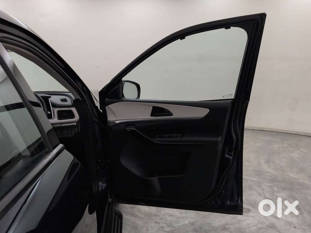 Mahindra Xuv700 2.2 Ax 5 Diesel At Str, 2024, Diesel
