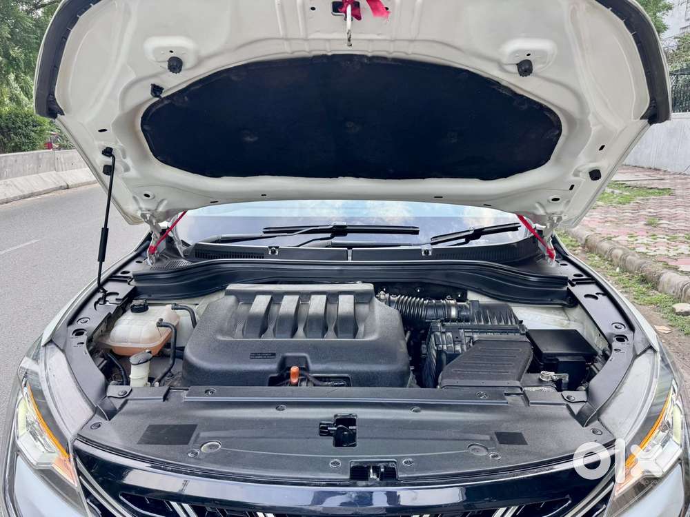 Mahindra Xuv700 2.0 Ax 7 Petrol Mt Str, 2022, Petrol