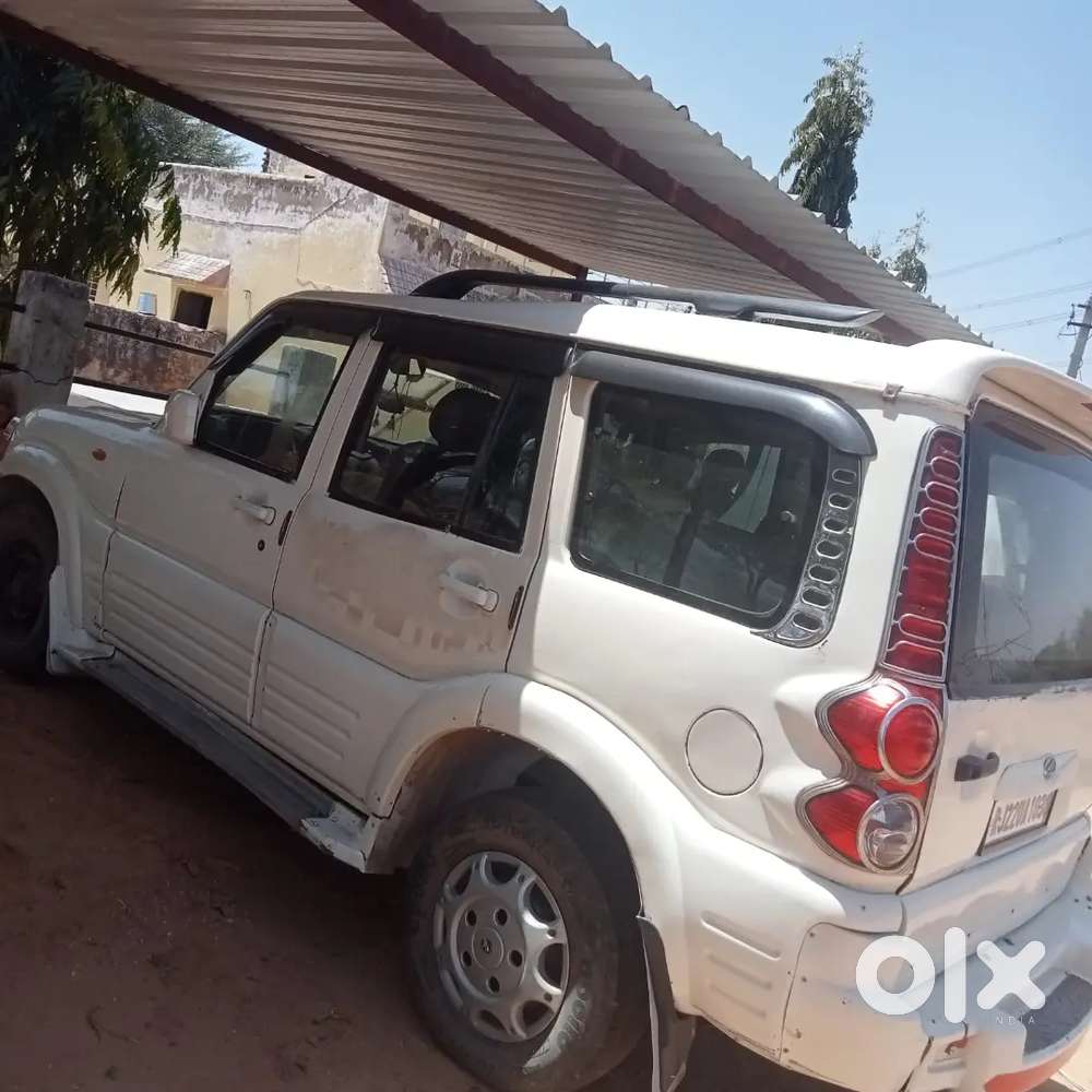 बढ़िया कंडीशन है नया इंश्योरेंस है