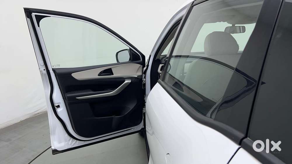 Mahindra Xuv700 2.0 Ax 5 Petrol Mt 7 Str, 2024, Petrol