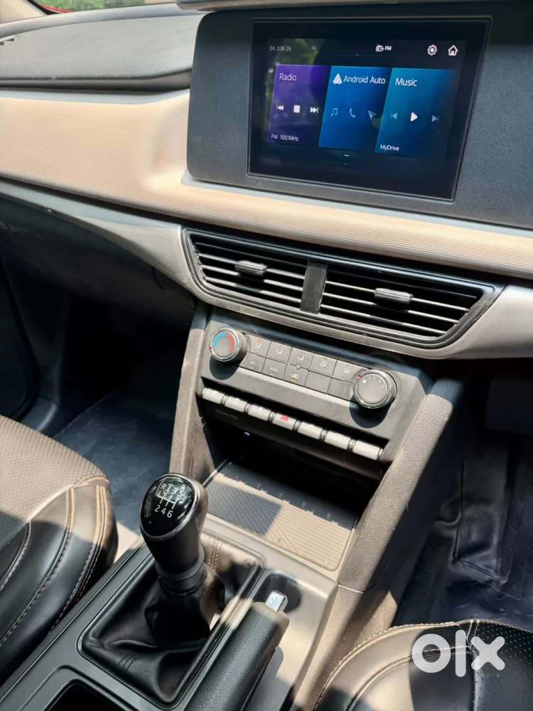 Mahindra Xuv700 2.0 Mx Petrol Mt 5 Str, 2023, Petrol