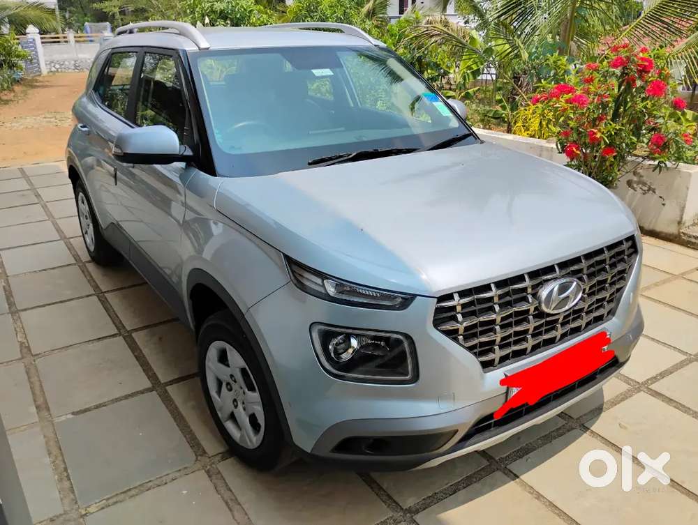 Hyundai Venue 2021 Petrol 26600 Km Driven