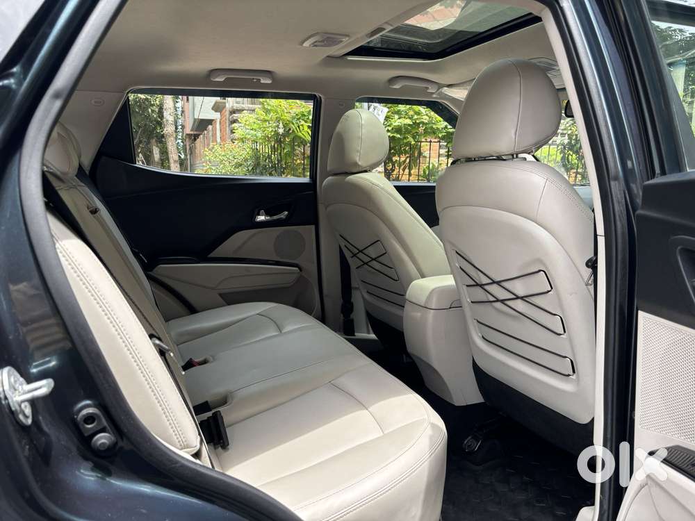 Mahindra Xuv300 1.2 W8 (o) Amt Petrol, 2023, Petrol