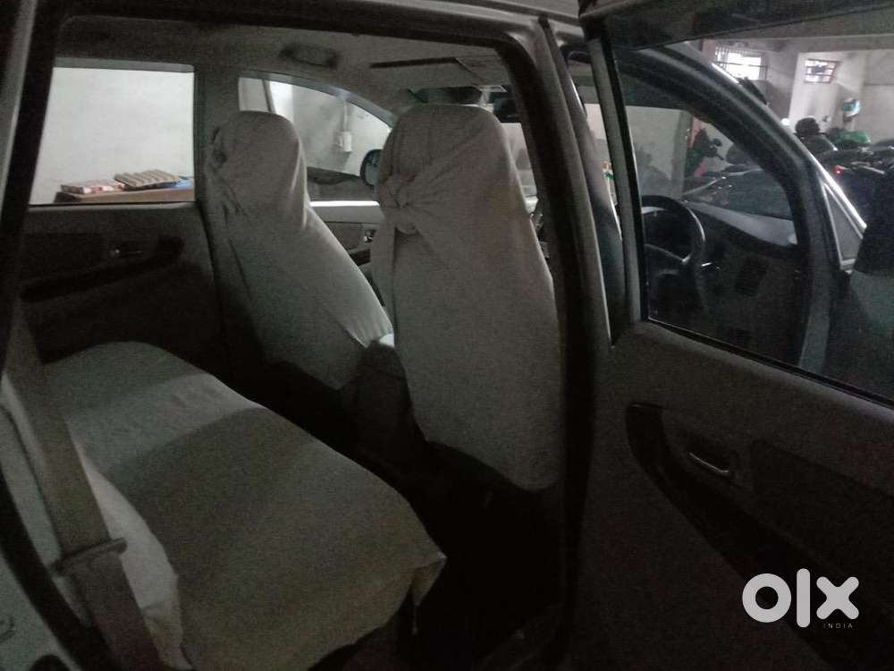 Innova 2.5 V 8 Seater