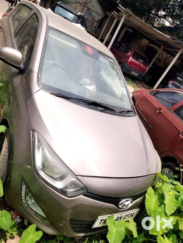Colour Bronze,tax Paid Upto 39/02/2028,no Of Cylinder 04