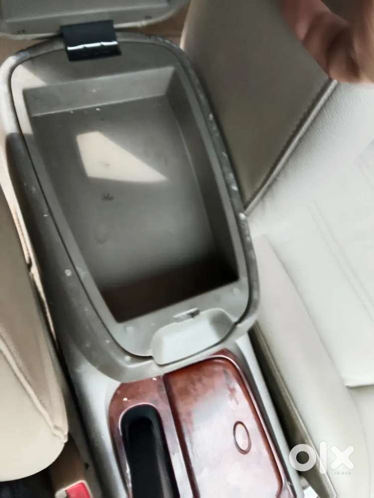 लक्जरी कार लोग  रुक रुक के मुड़ मुड़ 
के न देखे तो पैसे वापिस