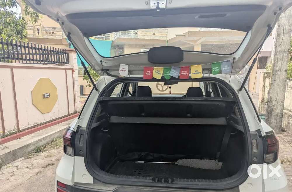 Hyundai Venue 2022 Petrol 14203 Km Driven Well Maintained