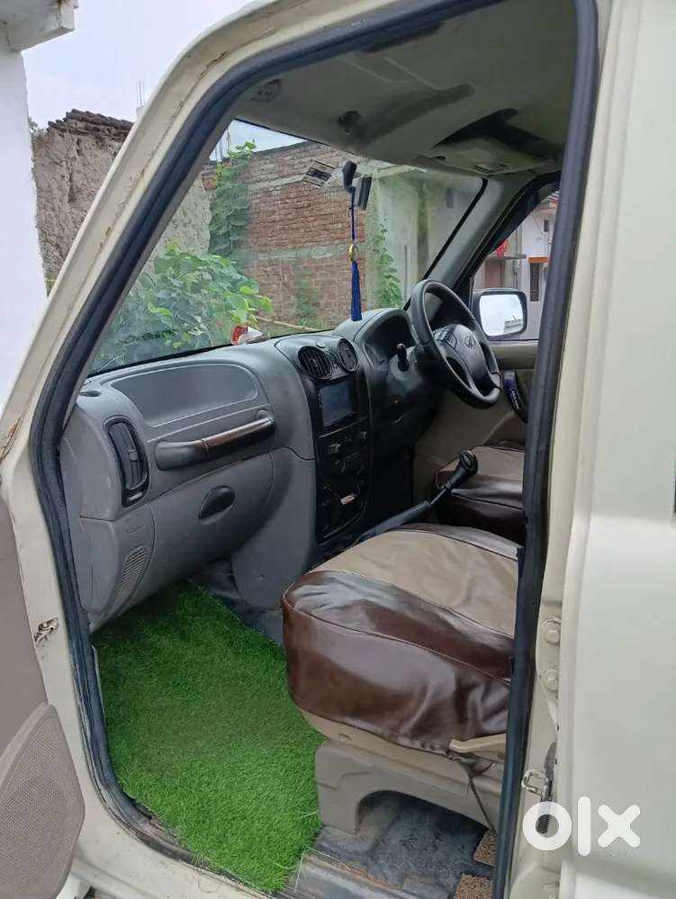 Mahindra Scorpio 2010 कोचस के पास है