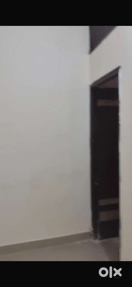 Newly painted 2 bhk floor in Sector 13-17 Near ansal gate no. 2