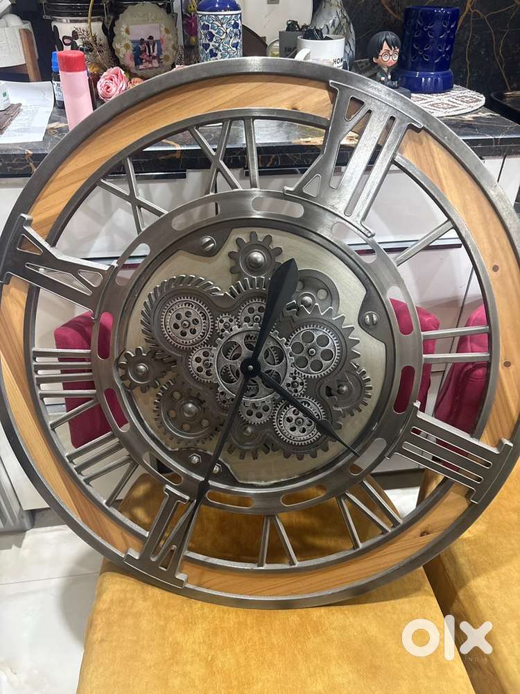 Wall hanging clock