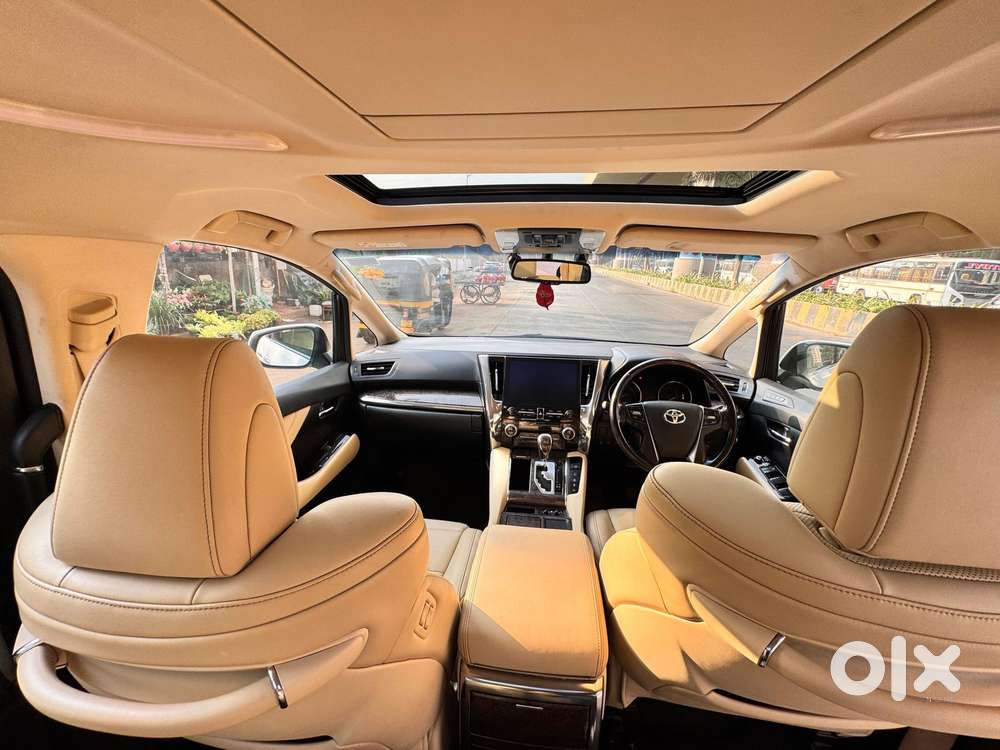 Toyota Vellfire 2.5 Executive Lounge, 2023, Cng & Hybrids