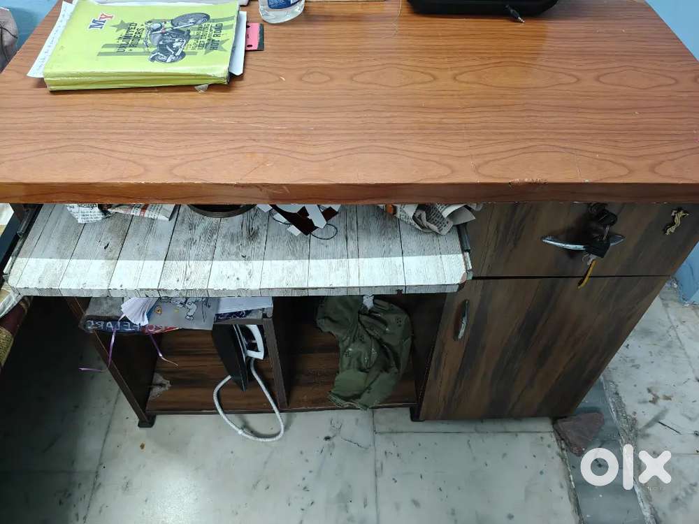 Office chair and table