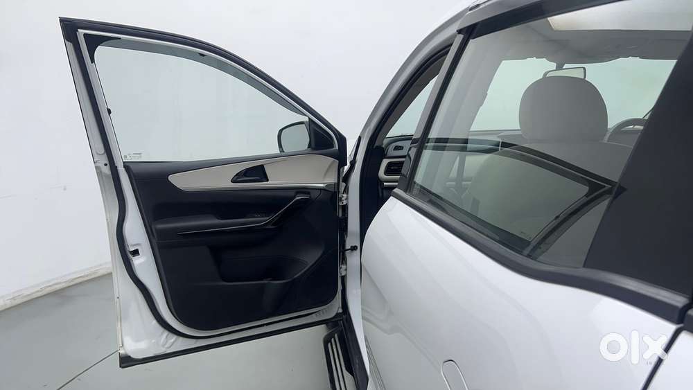 Mahindra Xuv700 2.0 Ax 5 Petrol Mt 7 Str, 2022, Petrol