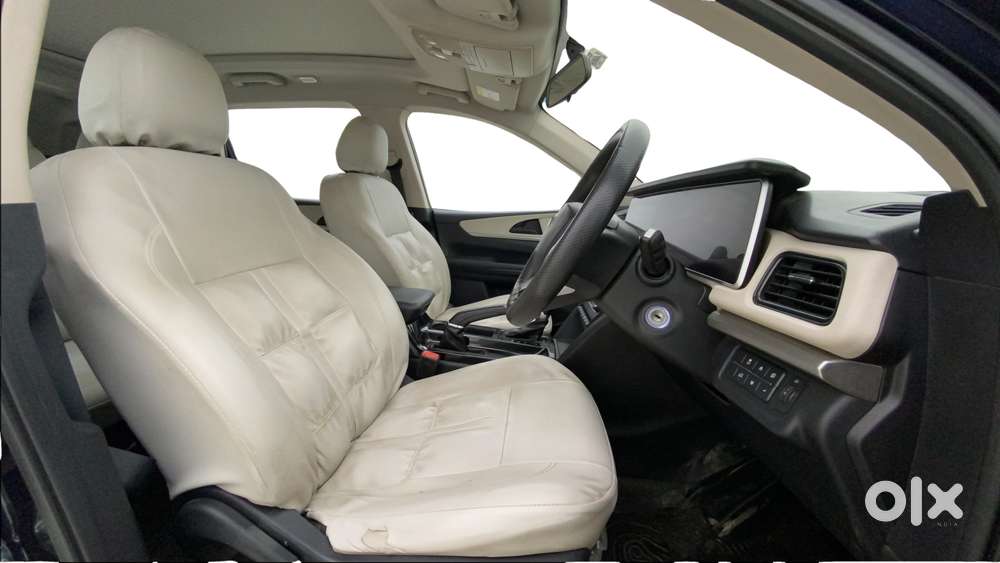 Mahindra Xuv700 2.0 Ax 5 Petrol At Str, 2022, Petrol