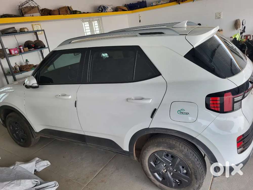 Hyundai Venue 2023 Petrol 6713 Km Driven