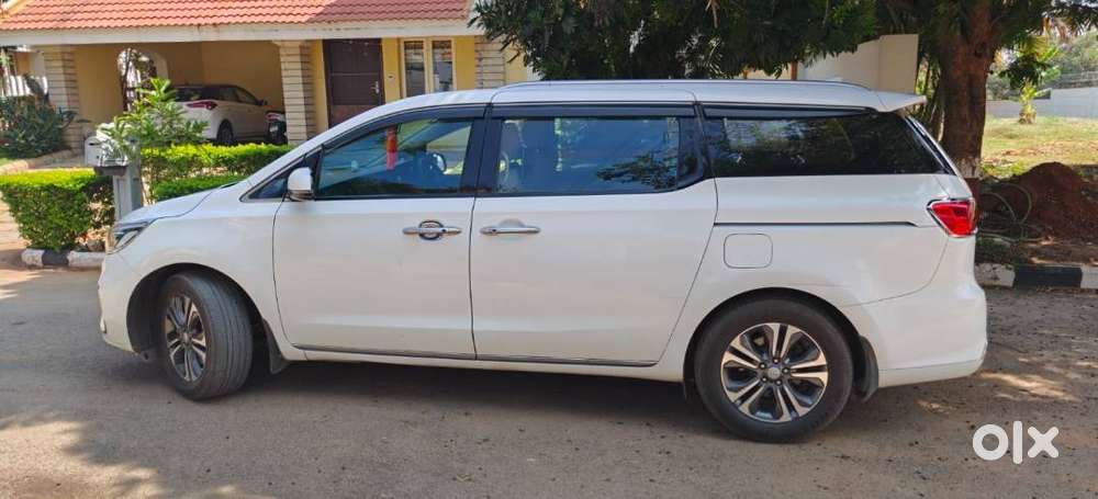 Kia Carnival - Well Maintained - Showroom Service Only