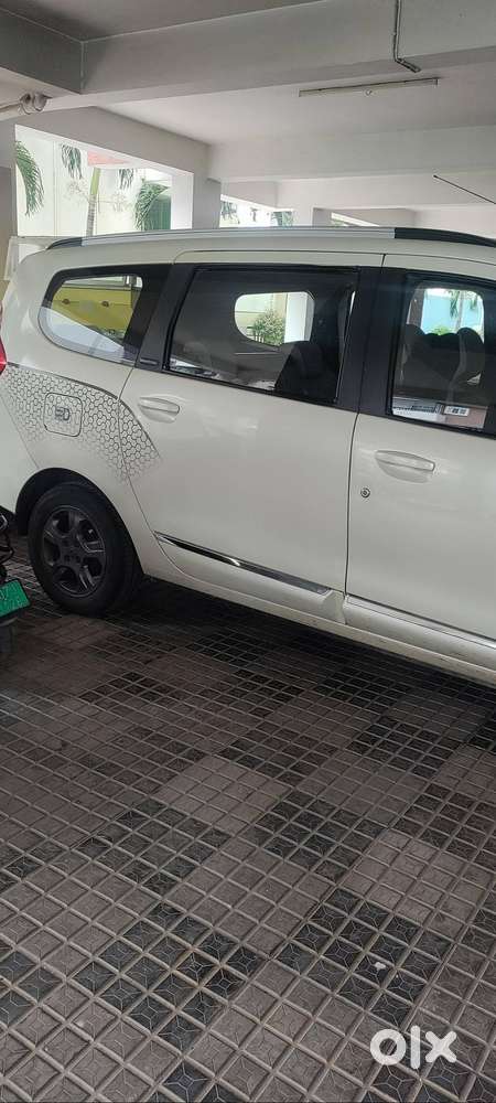 Renault Lodgy 2015 Diesel  Well Maintained  Fancy Number  Excellent