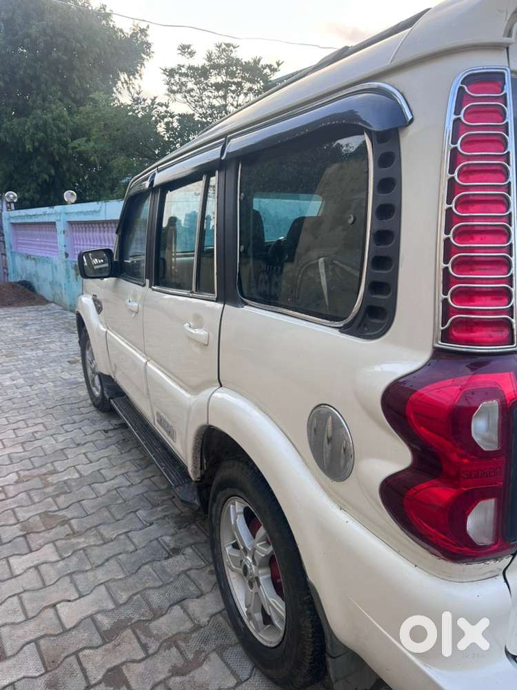 Mahindra Scorpio S10.