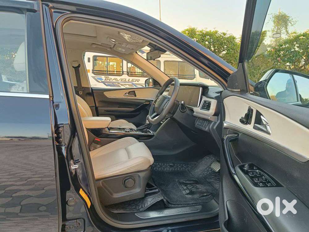 Mahindra Xuv700 2.0 Ax 7 Petrol At Luxury Pack Str, 2023, Petrol