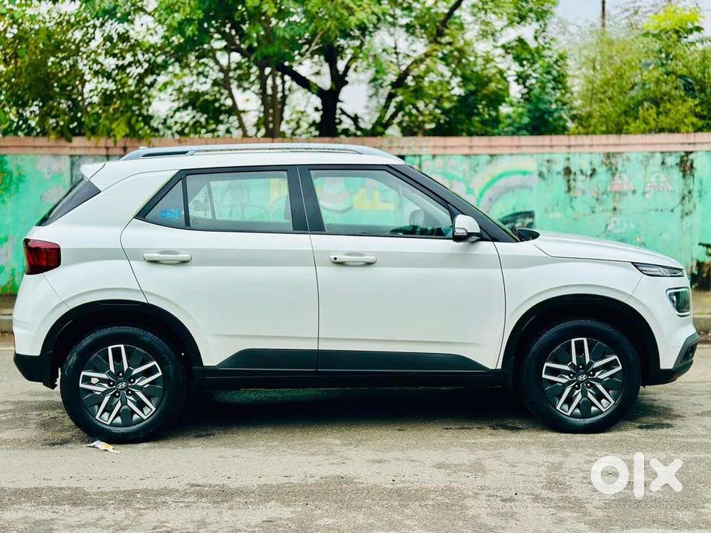 Hyundai Venue 2021 Petrol 18500 Km Driven