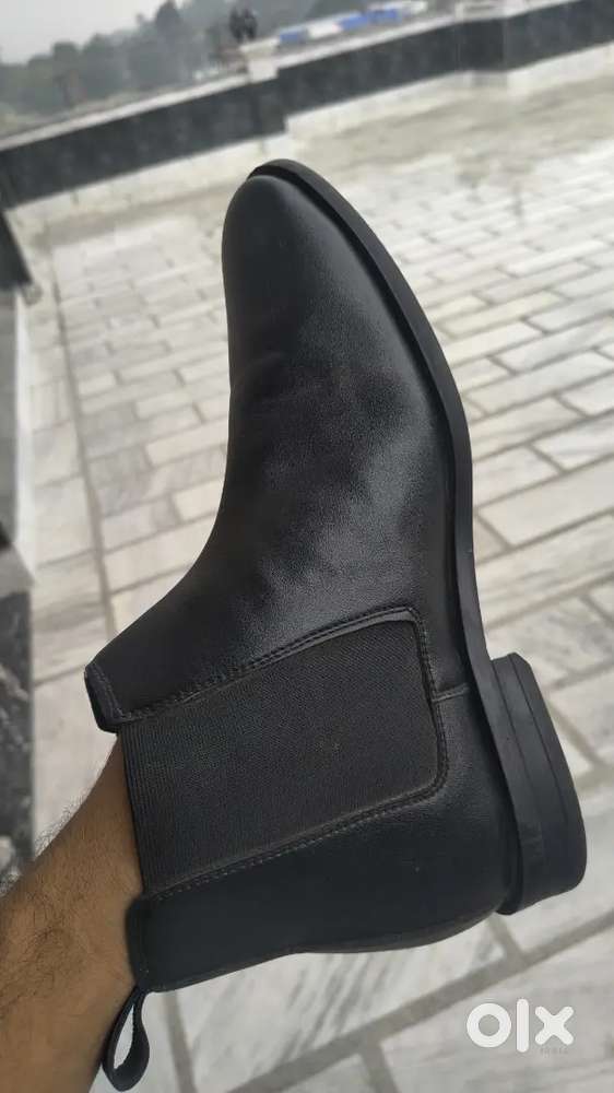 Chelsea boot  black colour 9 number brand - coach