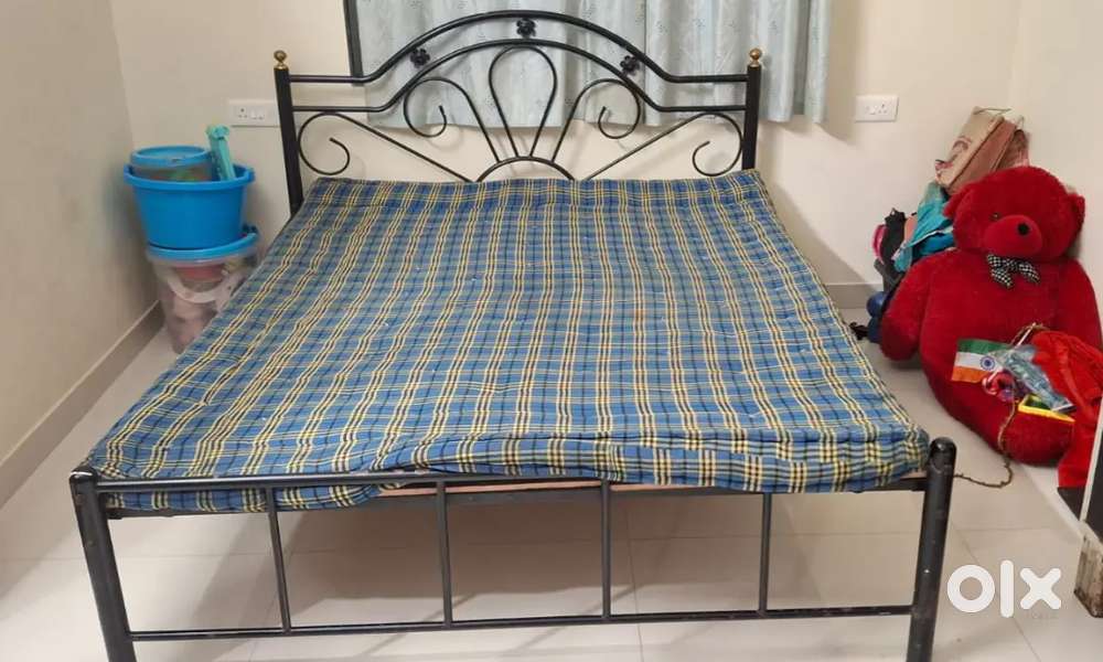 SLEEPING BED METAL TYPE (KING SIZE)