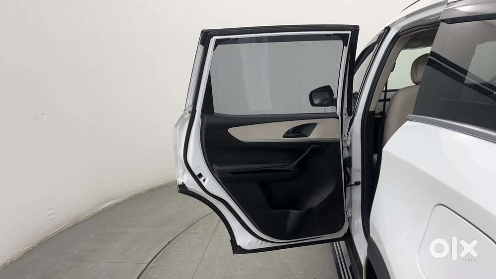 Mahindra Xuv700 2.2 Ax 5 Diesel At 7 Str, 2023, Diesel