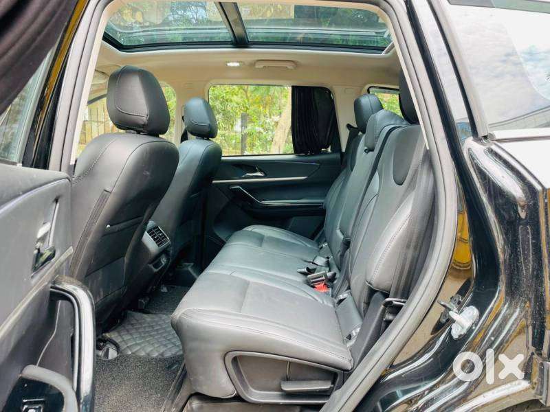 Mahindra Xuv700 2.0 Ax 7 Petrol At Luxury Pack Str, 2025, Petrol