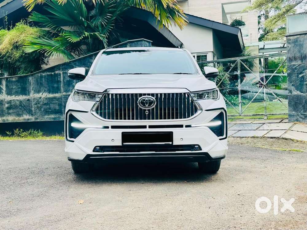 Toyota Innova Hycross