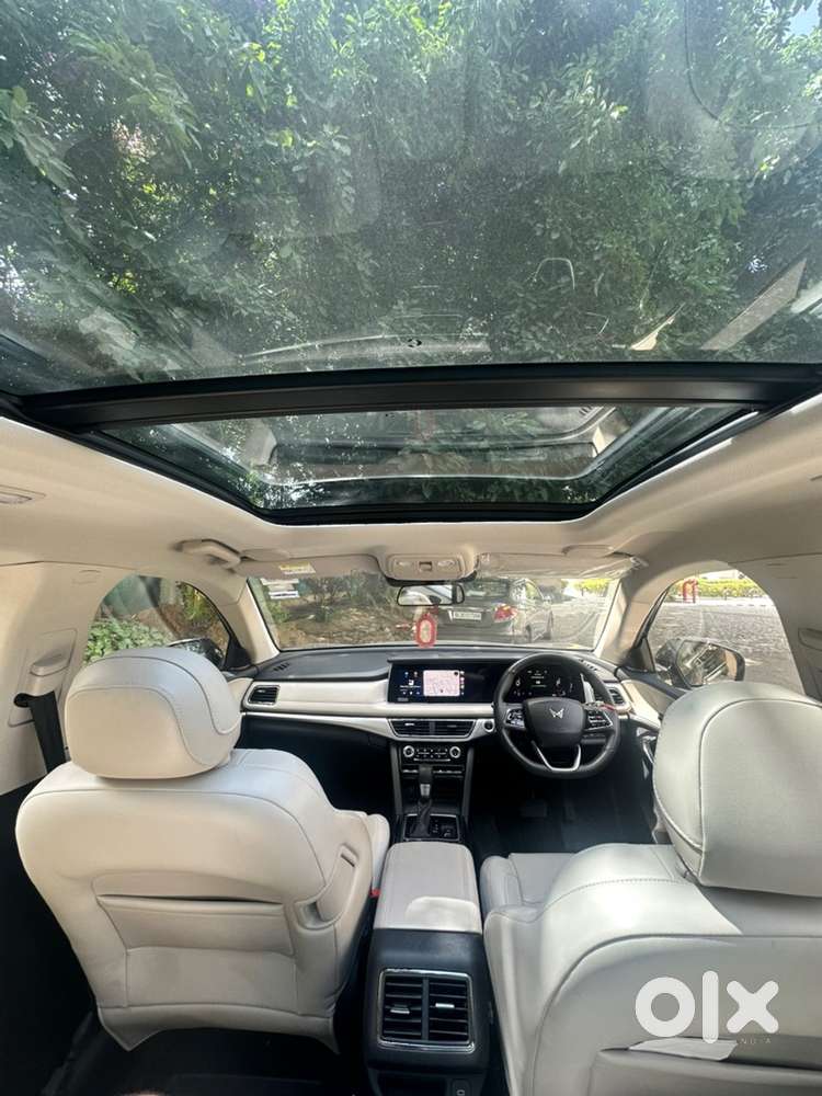 2025 Mahindra Xuv700 Ax7l Petrol At  Top Model  8,000 Km  Like New