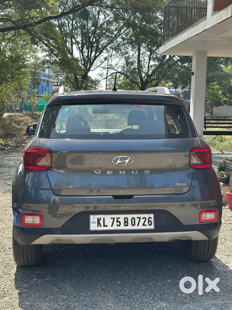 Hyundai Venue 2021 Petrol 29500 Km Driven