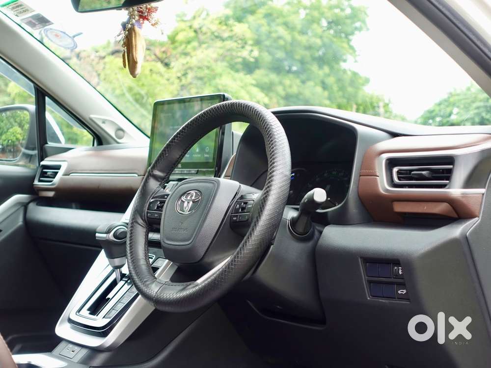 Toyota Innova Hycross 2.0 Zx Hybrid 7 Str, 2023, Petrol