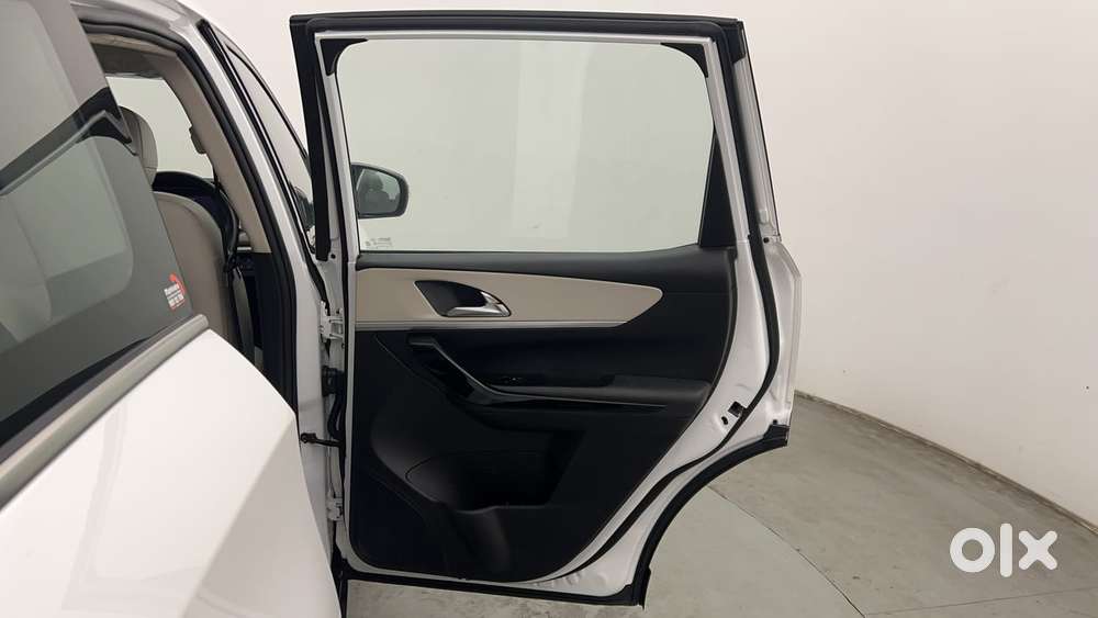 Mahindra Xuv700 2.2 Ax 7 Diesel At Luxury Pack Str, 2022, Diesel