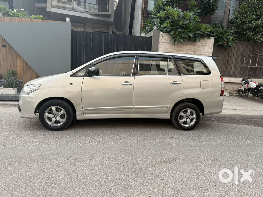 Toyota Innova 2.5 G (diesel) 8 Seater Bs Iv, 2015, Diesel