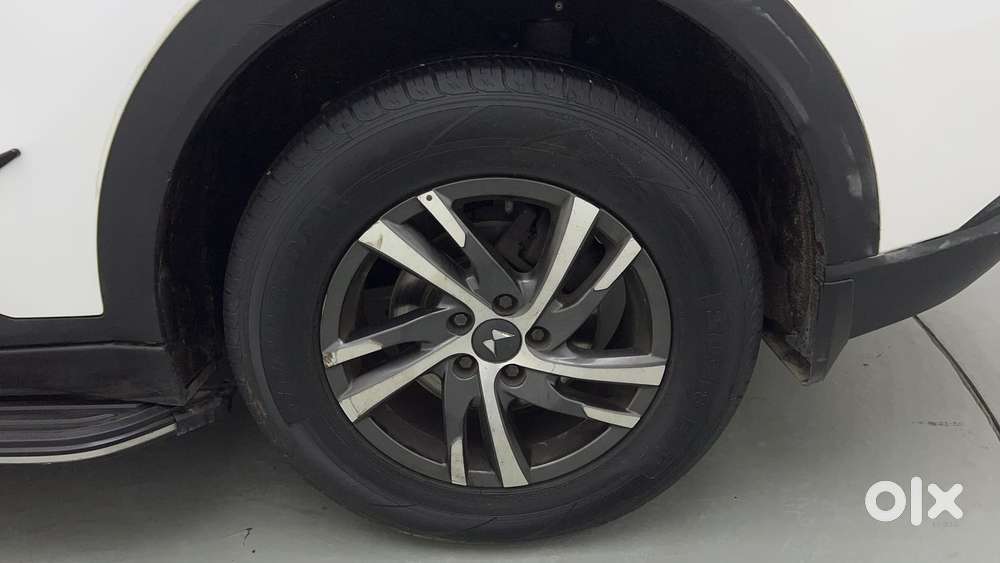 Mahindra Xuv700 2.0 Ax 5 Petrol Mt Str, 2022, Petrol