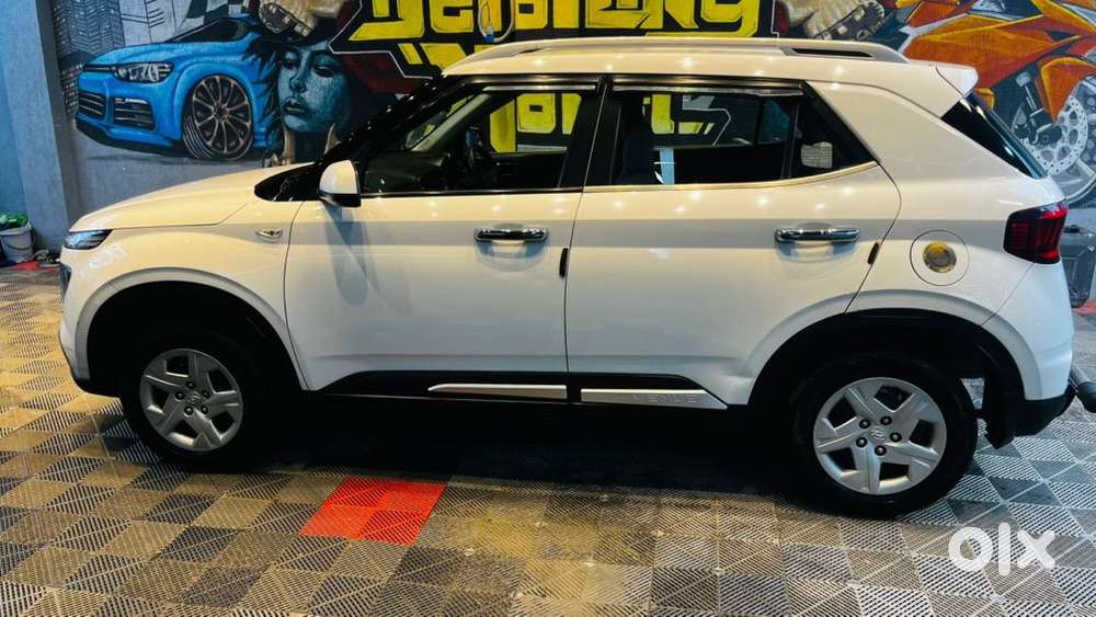 Hyundai Venue 2021 Petrol 23800 Km Driven
