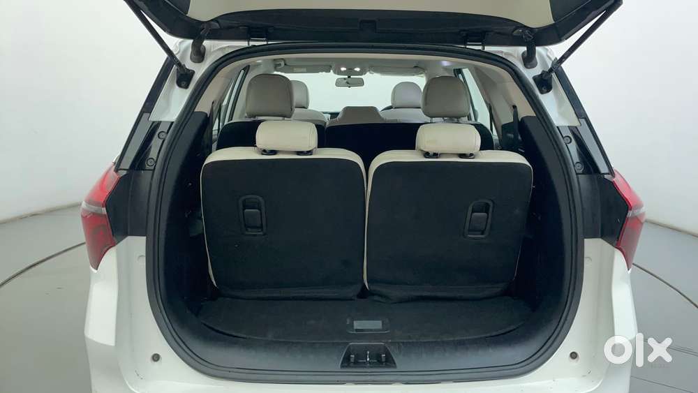 Mahindra Xuv700 2.0 Ax 5 Petrol Mt 7 Str, 2022, Petrol