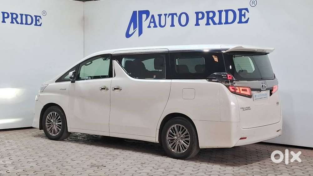 Toyota Vellfire 2.5 Executive Lounge, 2023, Petrol