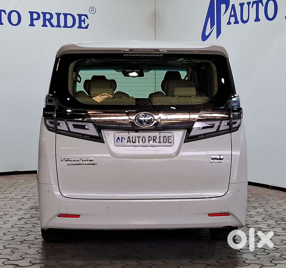 Toyota Vellfire 2.5 Executive Lounge, 2023, Petrol