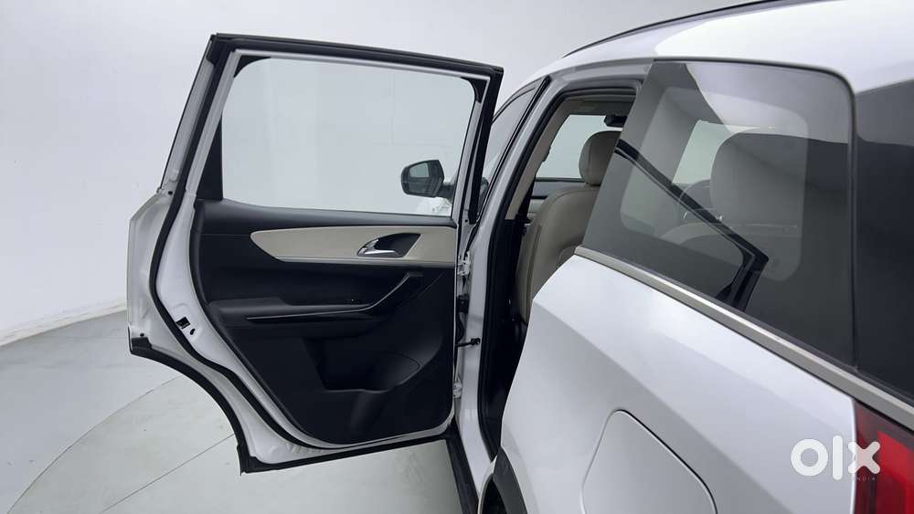 Mahindra Xuv700 2.0 Ax 7 Petrol At Str, 2022, Petrol