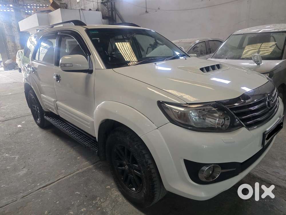 Black Alloys Toyota Fortuner Diesel 2015