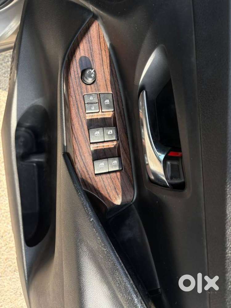 Toyota Innova Crysta 2.4 G Mt 7 Str, 2017, Diesel