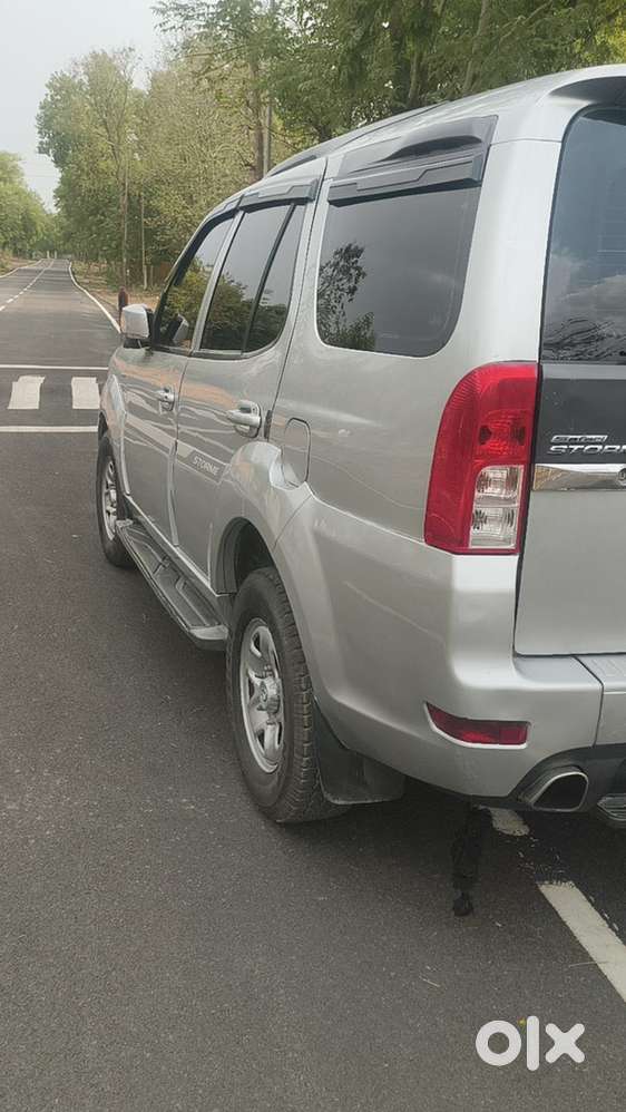 Tata Safari Storme 2015