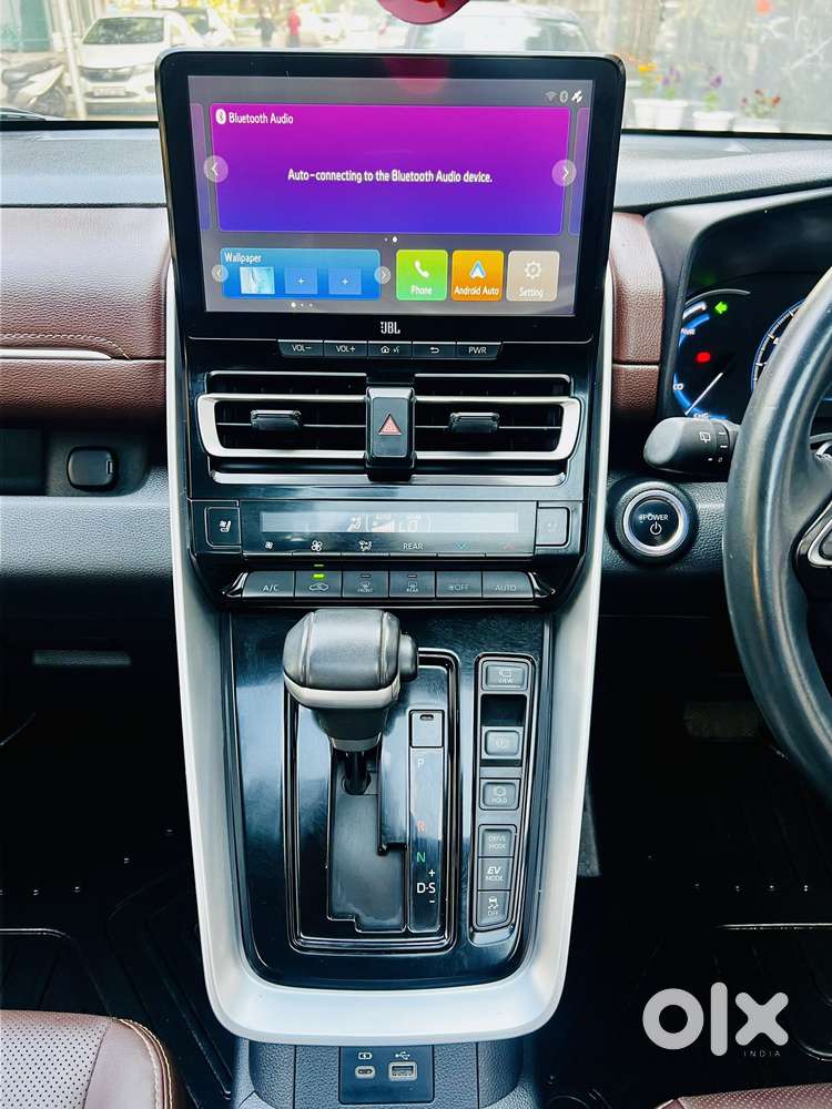 Toyota Innova Hycross