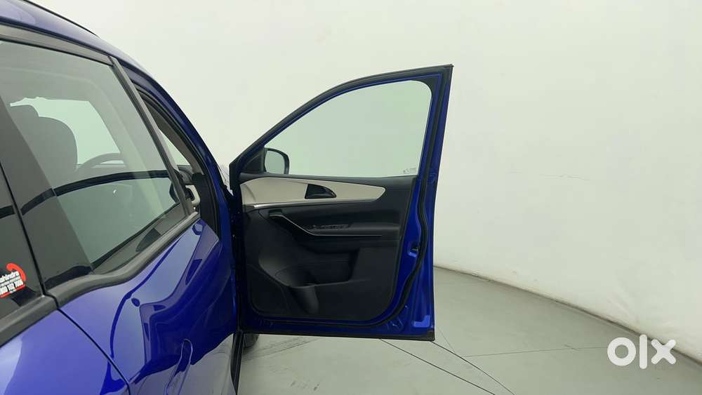 Mahindra Xuv700 2.2 Ax 5 Diesel At Str, 2023, Diesel