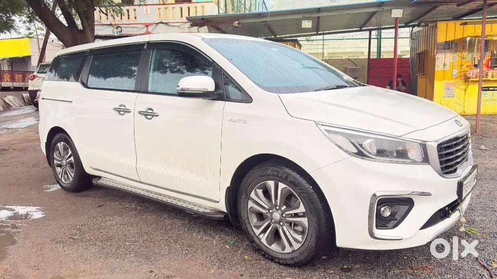 Showroom-condition Kia Carnival Premium (7-str)  Just 24,000 Km Run
